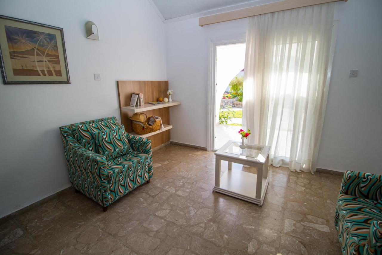 Club Lapethos Bungalow Kerýnia Eksteriør bilde