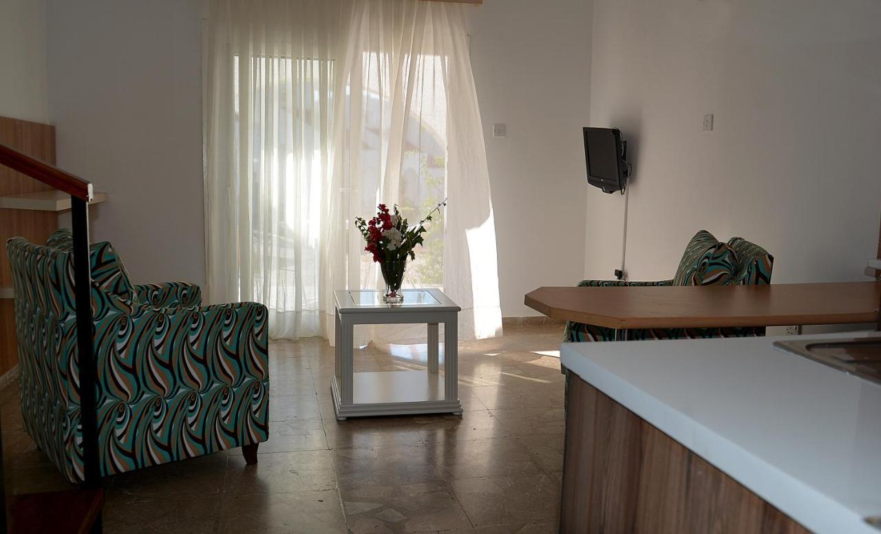 Club Lapethos Bungalow Kerýnia Eksteriør bilde